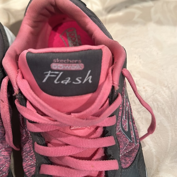 Skechers size 7 walking sneaker - Picture 2 of 6